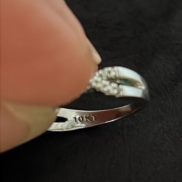 10kt white gold diamond & crystal ring - Picture 6 of 7